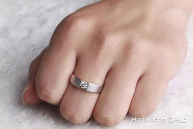 结婚戒指男生应该戴哪只手 结婚戒指男生佩戴位置