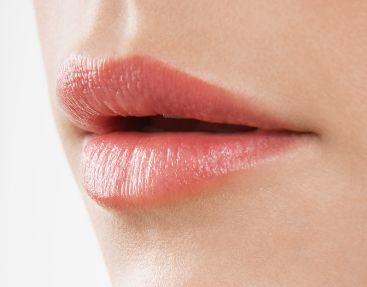 仰月唇的女人性格开朗积极乐观 　　一、仰月唇的特点