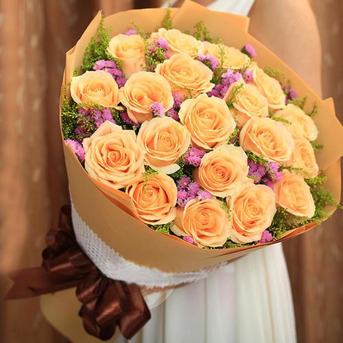 香槟玫瑰花语代表着⁮对爱专一 一、香槟玫瑰花语象征着幸福