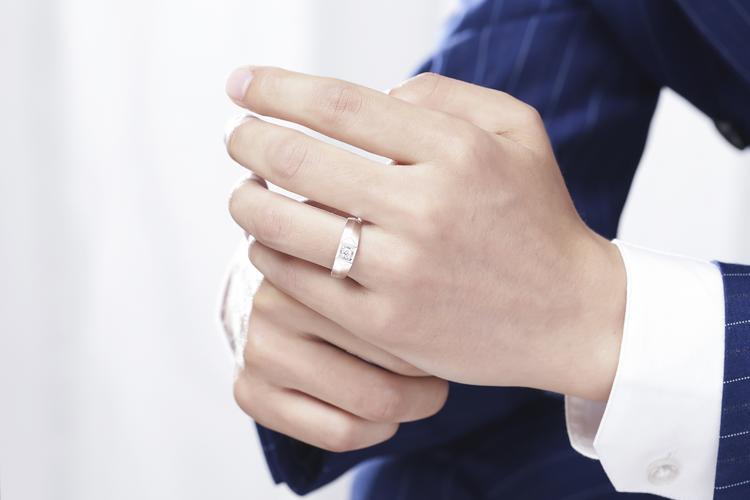 结婚戒指男生应该戴哪只手 男生结婚戒指戴左手