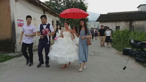 帮新娘撑伞自己会不吉利吗 新娘子帮着撑伞会不吉利吗