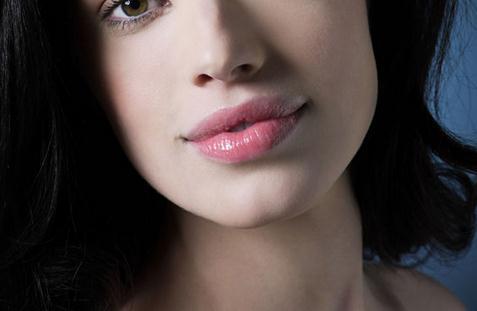 嘴唇厚的女人最详分析 嘴唇厚的女人面相解读：