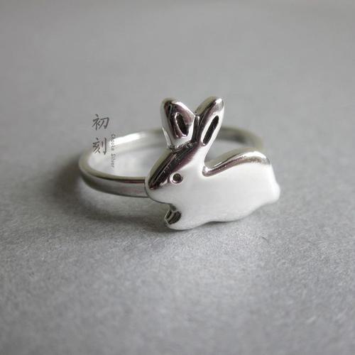 属兔的女人戴什么首饰最好 生肖兔戴纯银戒指旺财