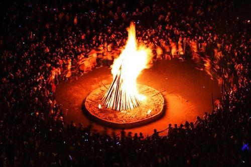 彝族火把节的风俗仪式有哪些 一、关于彝族火把节的风俗