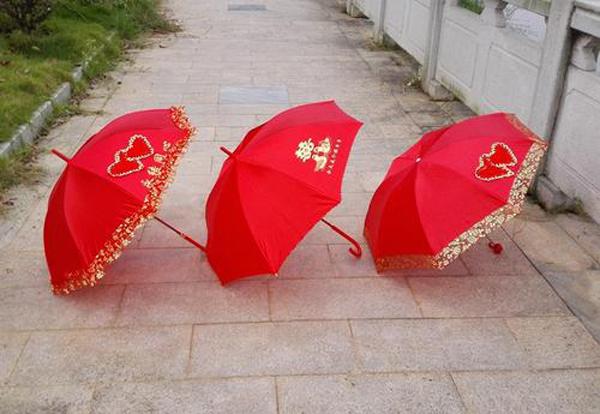 新郎可以给新娘打伞吗 新娘出嫁的红伞由谁打呢