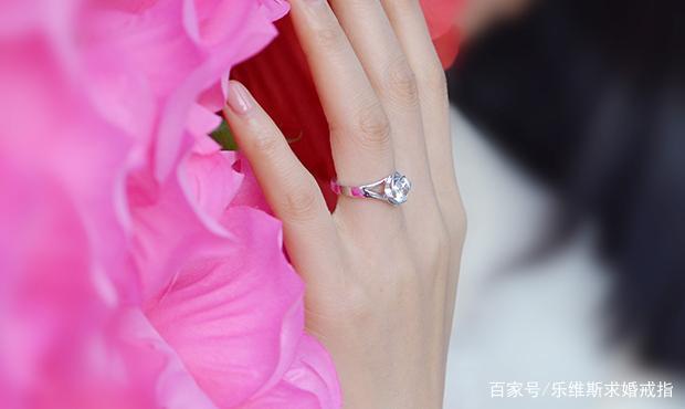 食指戴戒指什么意思 一、食指戴戒指代表着单身贵族