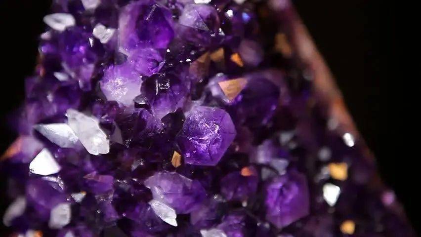 紫水晶的功效与作用 一、紫水晶的功效是能促进脑细胞
