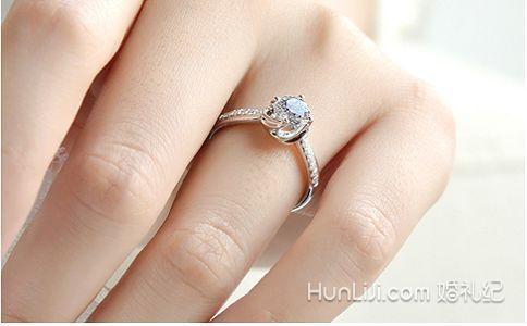 结婚时戒指应该戴在哪个手指上 结婚戒指戴哪个手指