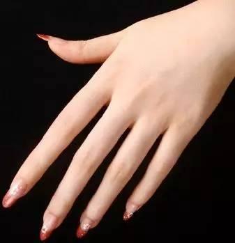 手指细长的女人手相好不好 一、手指细长的女人代表什么寓意解析