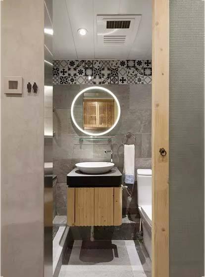 卫生间的镜子应该如何安置 　　一、卫生间的镜子不能对着马桶