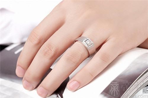 戒指戴法有着不同的含义 一、不同手指上戒指戴法都代表着不同的含义