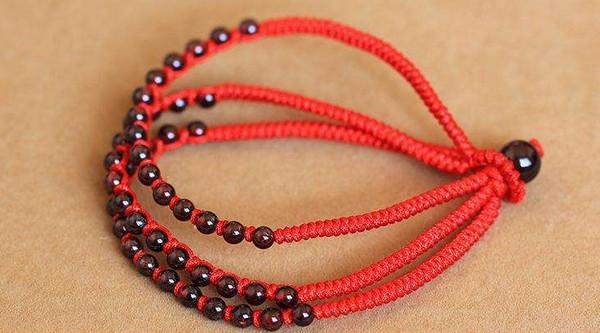 本命年的女人戴什么可以好运连连 戴红绳