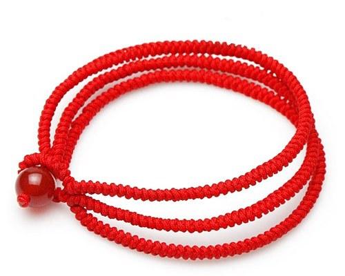 本命年红绳带法有讲究 　　本命年一定戴红绳吗：
