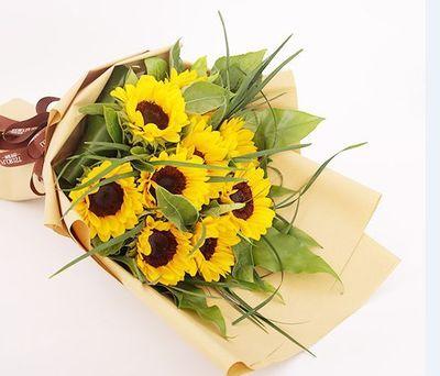 父亲节传统的庆祝方式 送鲜花表示敬意